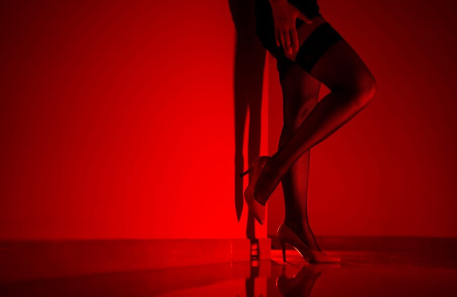 Eine Frau im Rotlicht