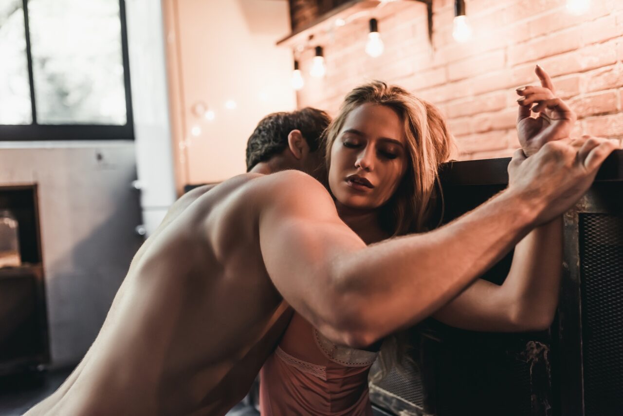 High Class Escort in leidenschaftlicher Umarmung